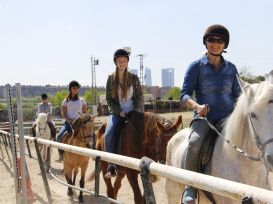 58 Capicua monta a caballo